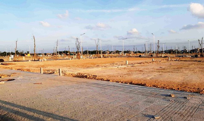 Chung cư 'chục tỉ' xây gần 10 năm ở Huế không biết làm gì, cây dại phủ như rừng - Ảnh 6. Chung cư 'chục tỉ' xây gần 10 năm ở Huế không biết làm gì, cây dại phủ như rừng - Ảnh 6.