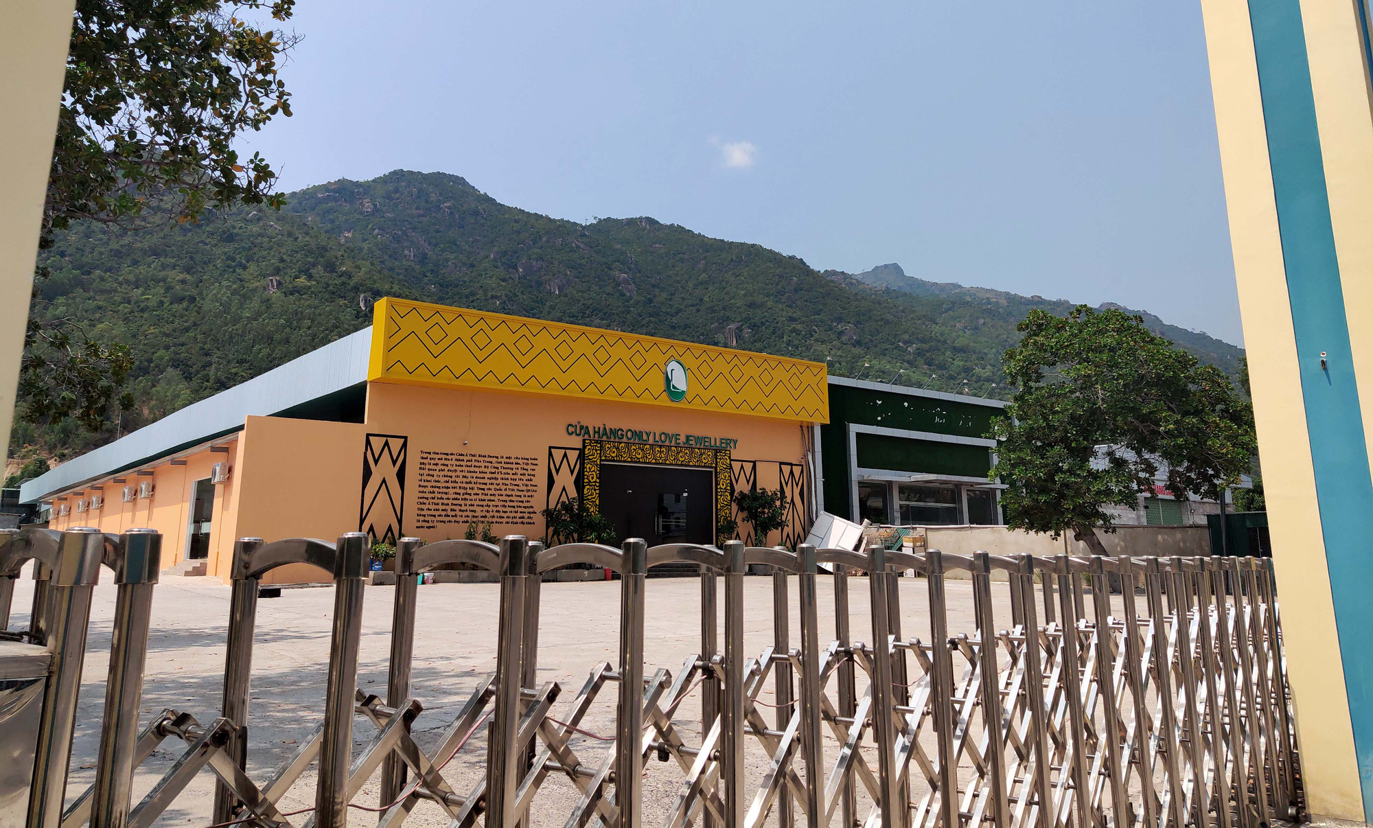 Các cửa hàng phục vụ khách Trung Quốc rộng 1.000 - 4.000 m2 hoang vắng giữa dịch Covid-19 - Ảnh 1. Các cửa hàng phục vụ khách Trung Quốc rộng 1.000 - 4.000 m2 hoang vắng giữa dịch Covid-19 - Ảnh 1.