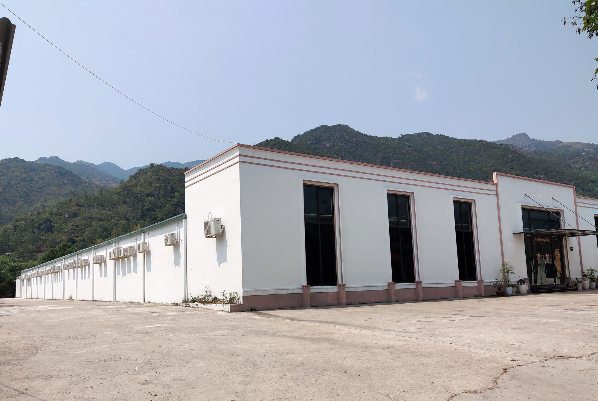 Các cửa hàng phục vụ khách Trung Quốc rộng 1.000 - 4.000 m2 hoang vắng giữa dịch Covid-19 - Ảnh 6. Các cửa hàng phục vụ khách Trung Quốc rộng 1.000 - 4.000 m2 hoang vắng giữa dịch Covid-19 - Ảnh 6.