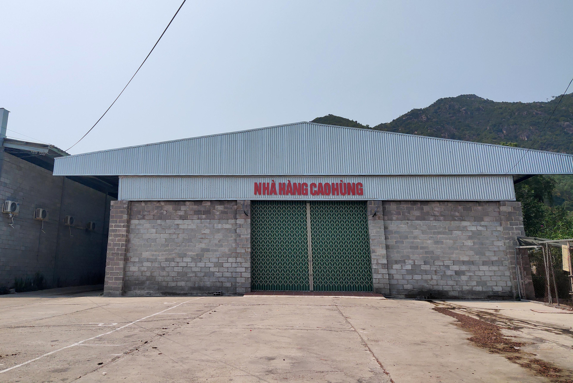 Nha Trang: Chưa thể cưỡng chế các cửa hàng phục khách Trung Quốc xây dựng sai phép, trái phép - Ảnh 2. Nha Trang: Chưa thể cưỡng chế các cửa hàng phục khách Trung Quốc xây dựng sai phép, trái phép - Ảnh 2.