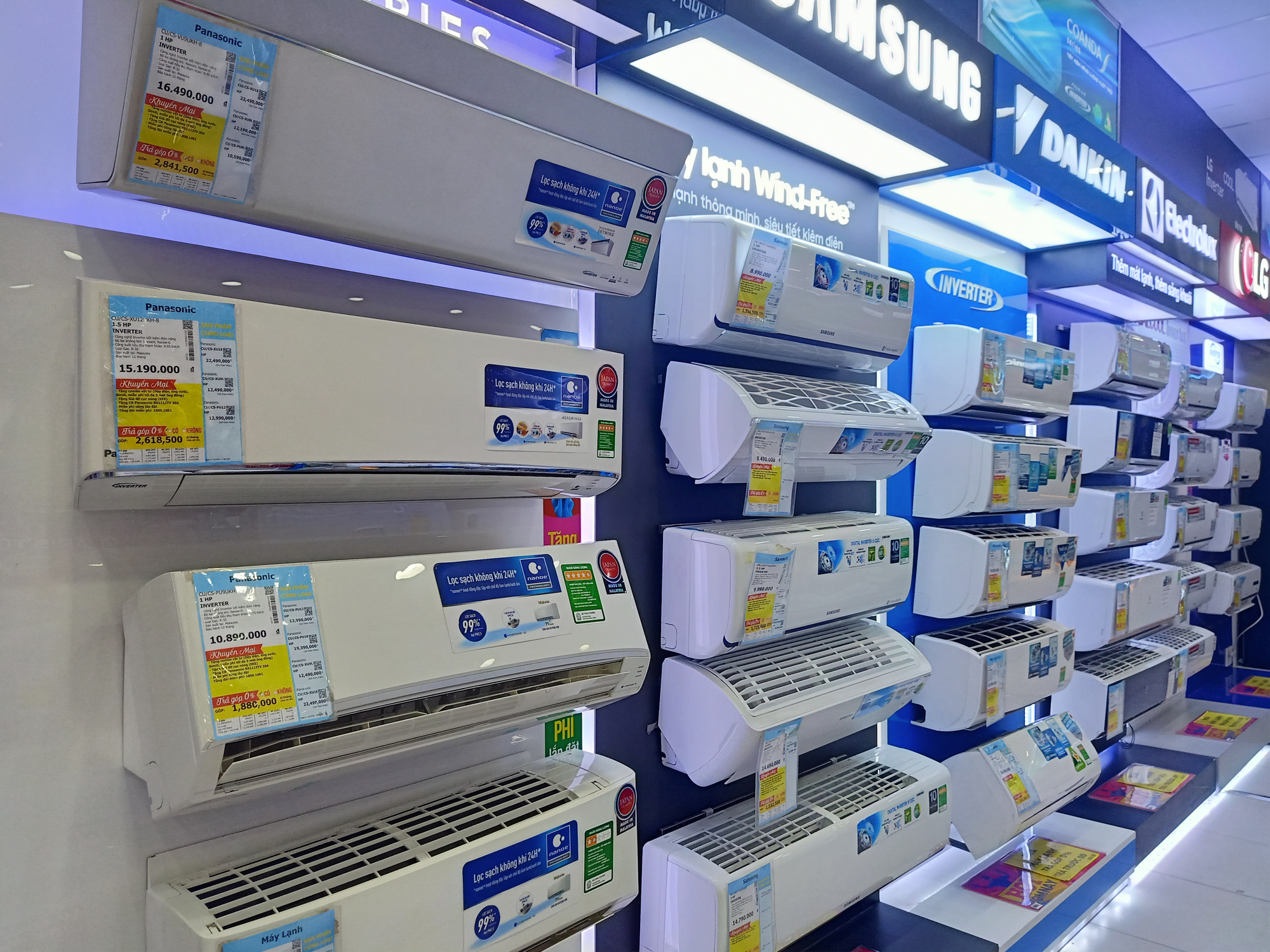 Điện lạnh giảm giá kích cầu mua sắm khi thời tiết ngày càng oi bức hơn - Ảnh 1. Điện lạnh giảm giá kích cầu mua sắm khi thời tiết ngày càng oi bức hơn - Ảnh 1.