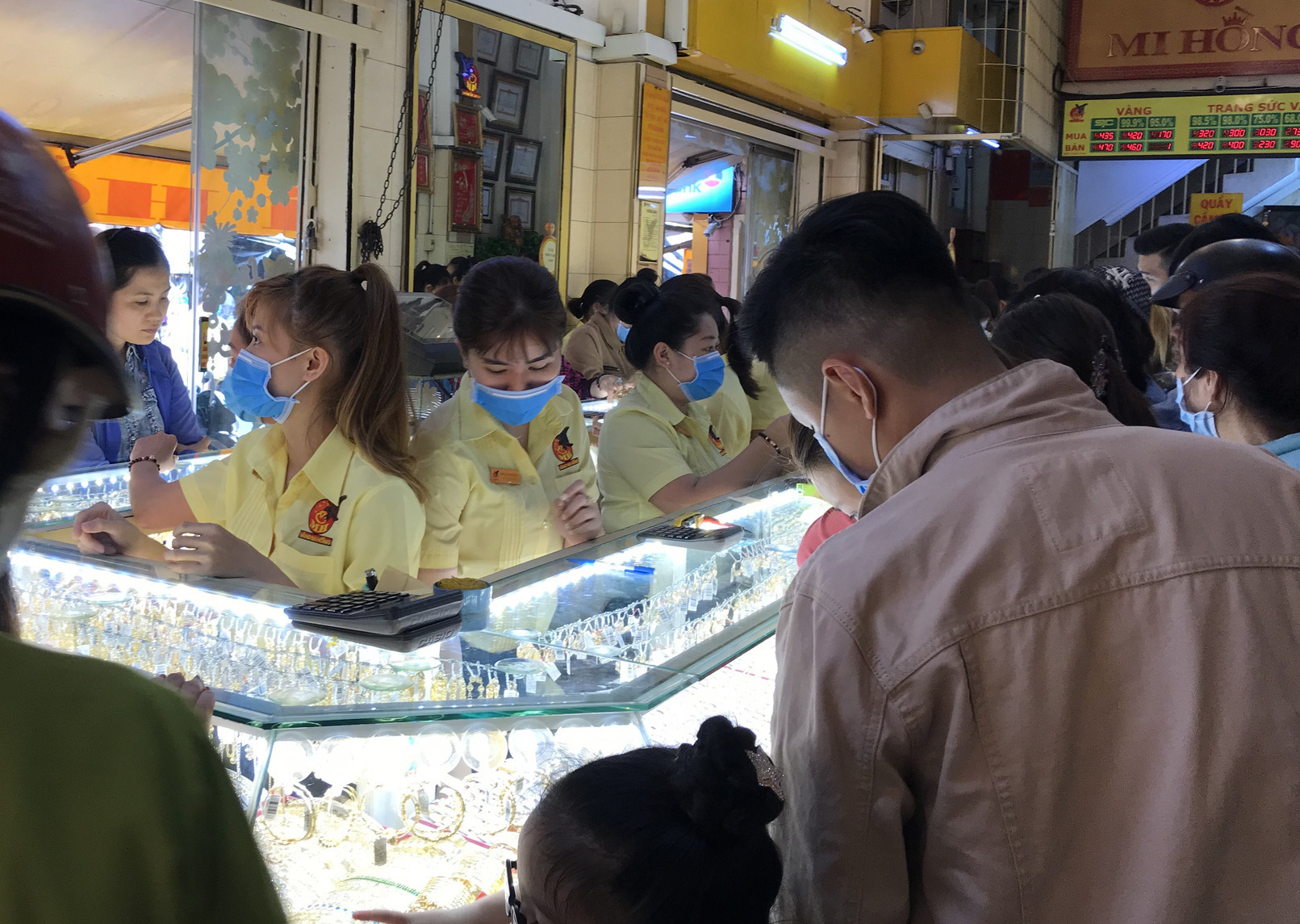Giá vàng bật tăng hơn 48 triệu đồng/lượng sáng nay, tiến lên mốc kỉ lục 49 triệu đồng - Ảnh 1. Giá vàng bật tăng hơn 48 triệu đồng/lượng sáng nay, tiến lên mốc kỉ lục 49 triệu đồng - Ảnh 1.