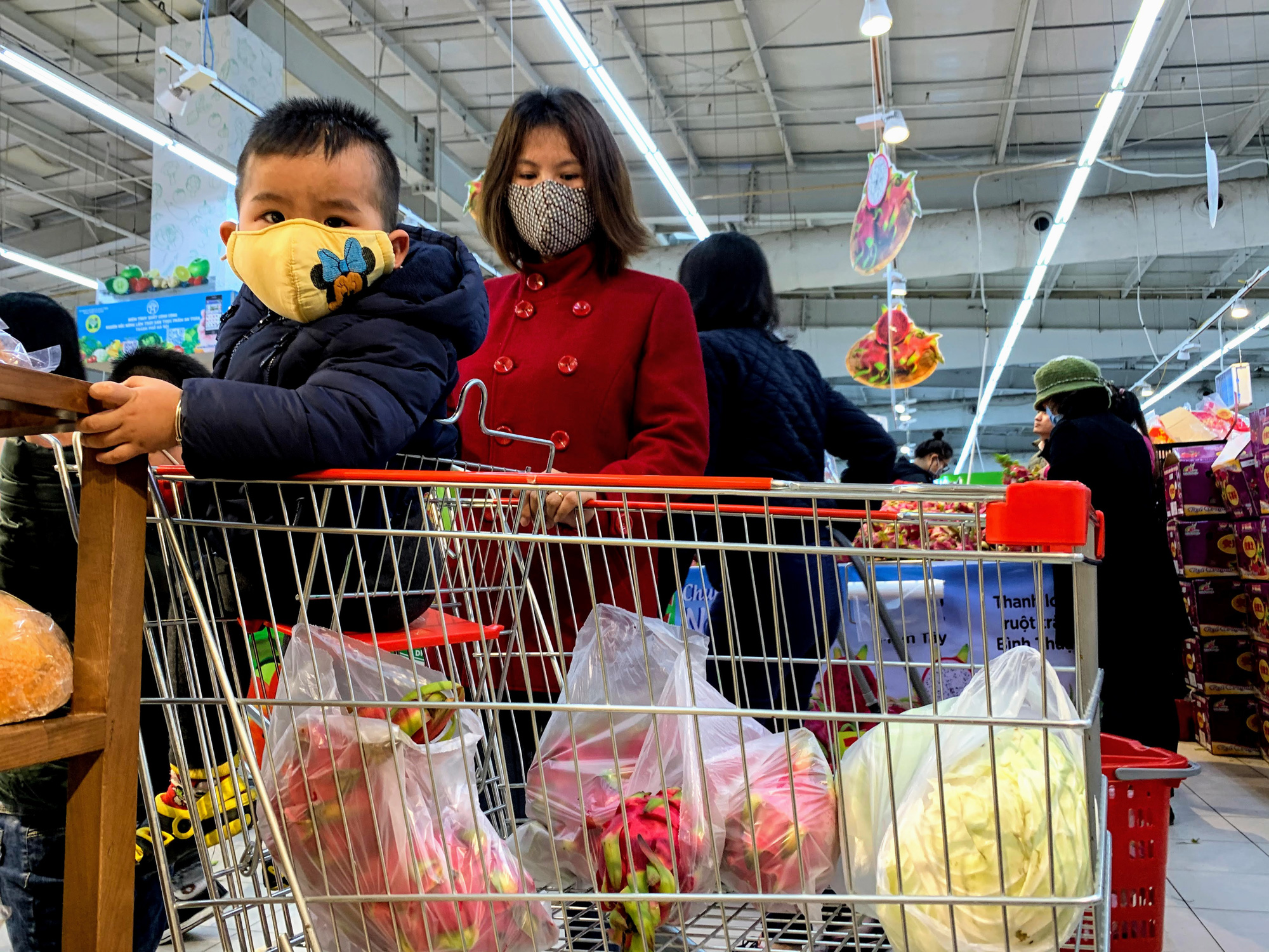 Hàng hoá trở lại đầy ắp trong siêu thị, người dân thảnh thơi mua sắm - Ảnh 9. Hàng hoá trở lại đầy ắp trong siêu thị, người dân thảnh thơi mua sắm - Ảnh 9.