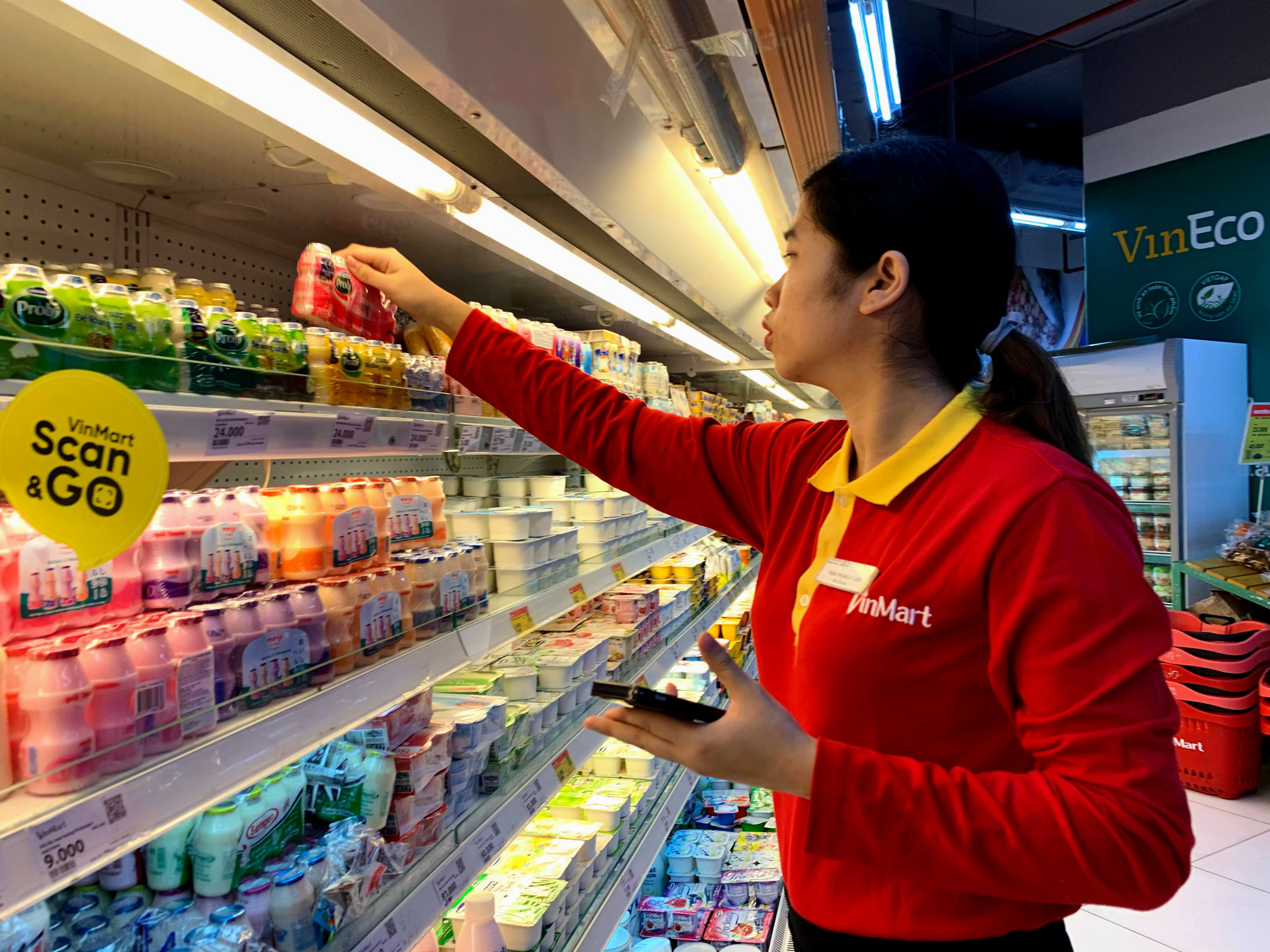 Hàng hoá trở lại đầy ắp trong siêu thị, người dân thảnh thơi mua sắm - Ảnh 6. Hàng hoá trở lại đầy ắp trong siêu thị, người dân thảnh thơi mua sắm - Ảnh 6.