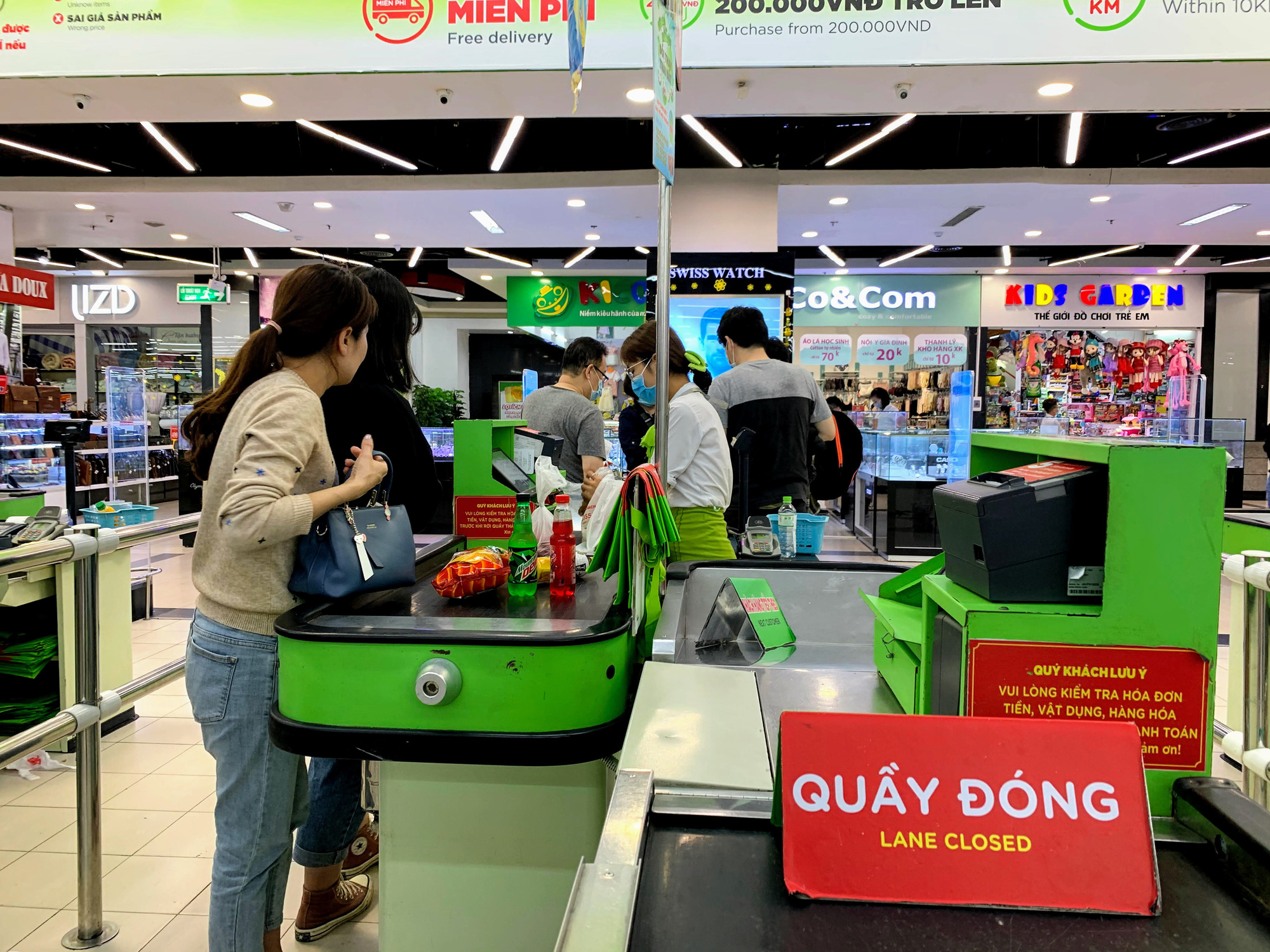 Hàng hoá trở lại đầy ắp trong siêu thị, người dân thảnh thơi mua sắm - Ảnh 4. Hàng hoá trở lại đầy ắp trong siêu thị, người dân thảnh thơi mua sắm - Ảnh 4.