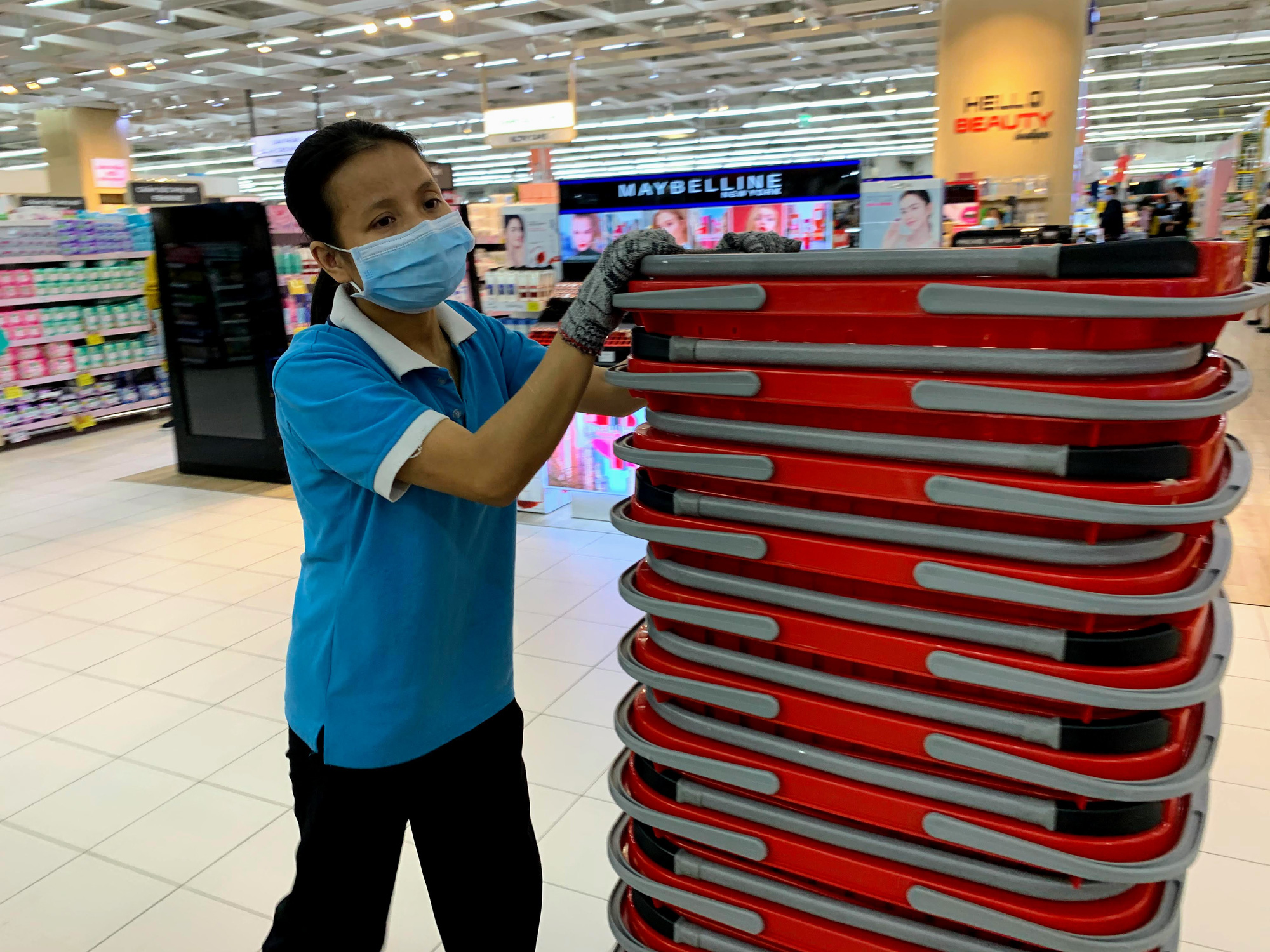 Hàng hoá trở lại đầy ắp trong siêu thị, người dân thảnh thơi mua sắm - Ảnh 3. Hàng hoá trở lại đầy ắp trong siêu thị, người dân thảnh thơi mua sắm - Ảnh 3.