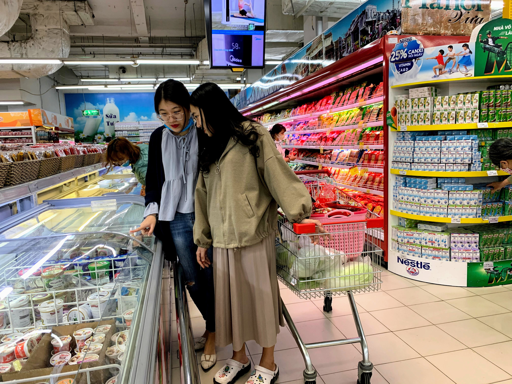 Hàng hoá trở lại đầy ắp trong siêu thị, người dân thảnh thơi mua sắm - Ảnh 14. Hàng hoá trở lại đầy ắp trong siêu thị, người dân thảnh thơi mua sắm - Ảnh 14.