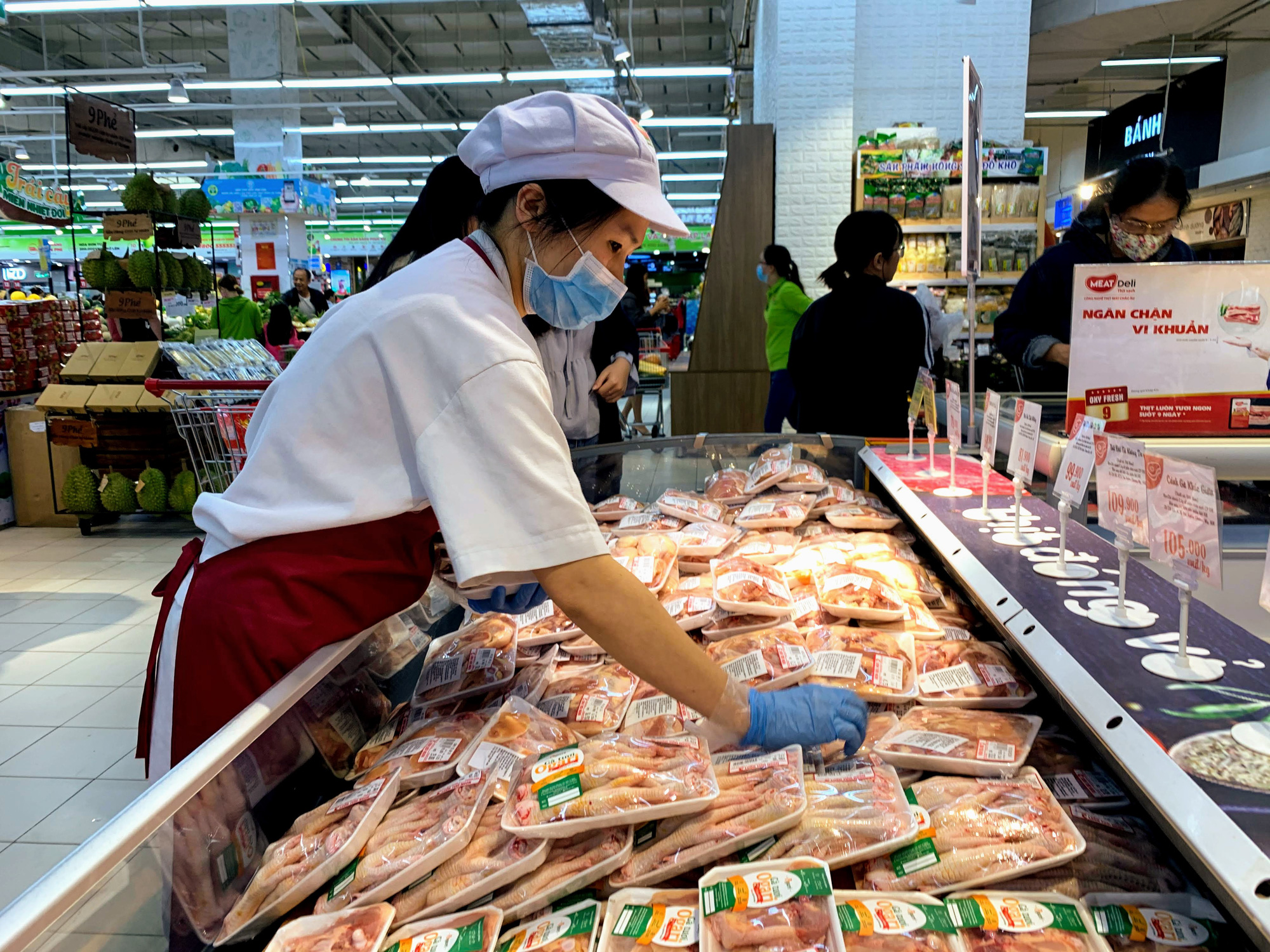 Hàng hoá trở lại đầy ắp trong siêu thị, người dân thảnh thơi mua sắm - Ảnh 11. Hàng hoá trở lại đầy ắp trong siêu thị, người dân thảnh thơi mua sắm - Ảnh 11.