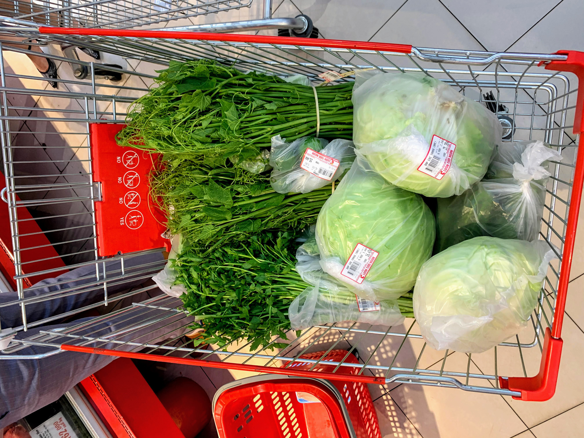 Hàng hoá trở lại đầy ắp trong siêu thị, người dân thảnh thơi mua sắm - Ảnh 8. Hàng hoá trở lại đầy ắp trong siêu thị, người dân thảnh thơi mua sắm - Ảnh 8.