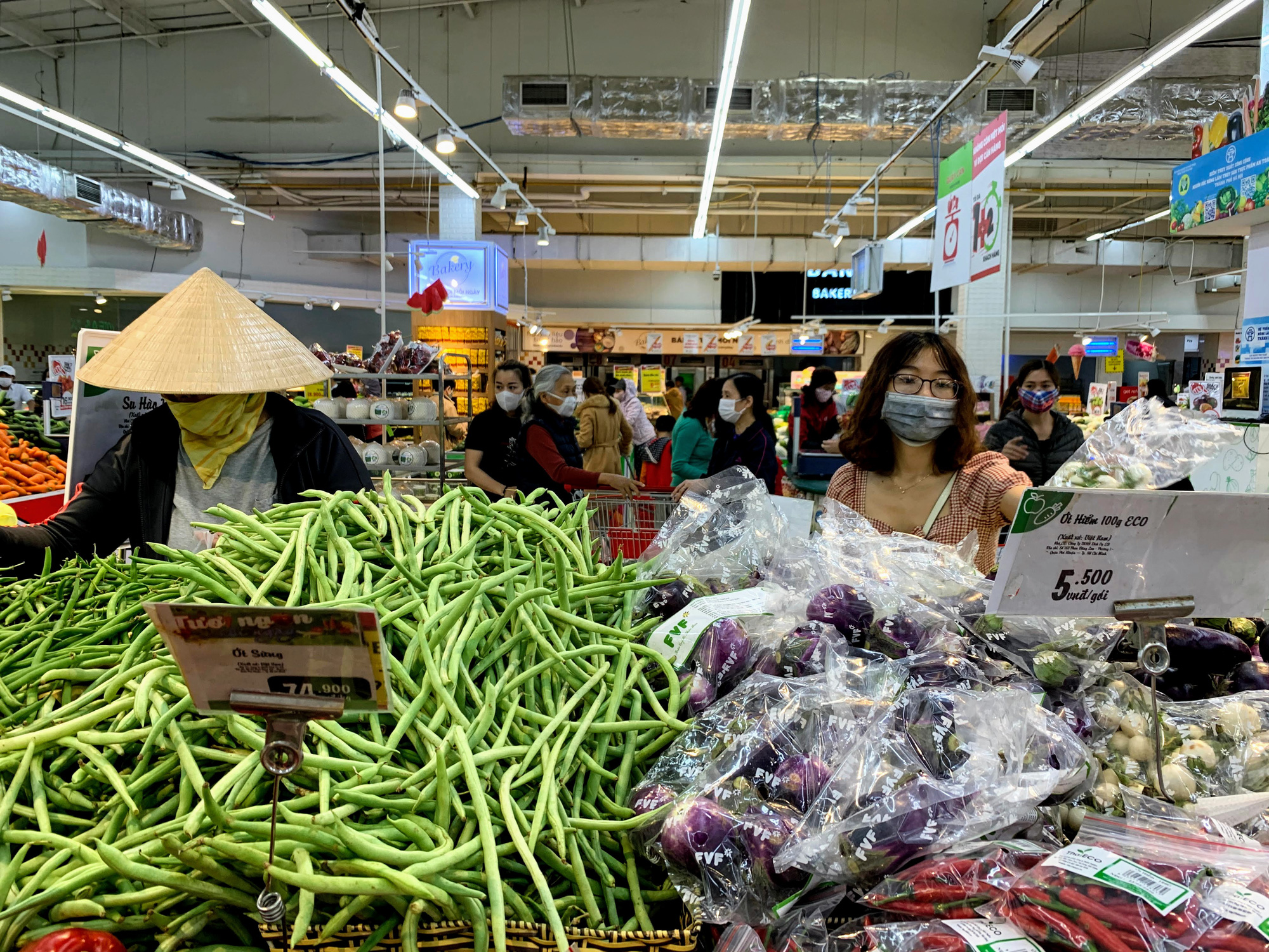 Hàng hoá trở lại đầy ắp trong siêu thị, người dân thảnh thơi mua sắm - Ảnh 2. Hàng hoá trở lại đầy ắp trong siêu thị, người dân thảnh thơi mua sắm - Ảnh 2.