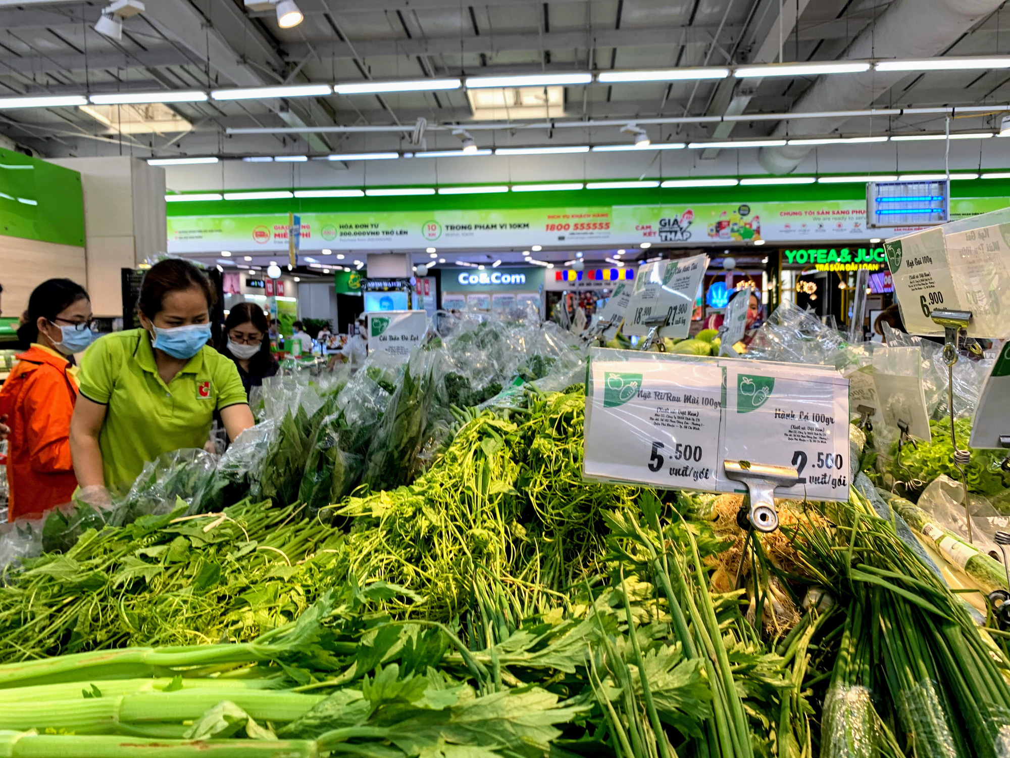 Hàng hoá trở lại đầy ắp trong siêu thị, người dân thảnh thơi mua sắm - Ảnh 1. Hàng hoá trở lại đầy ắp trong siêu thị, người dân thảnh thơi mua sắm - Ảnh 1.