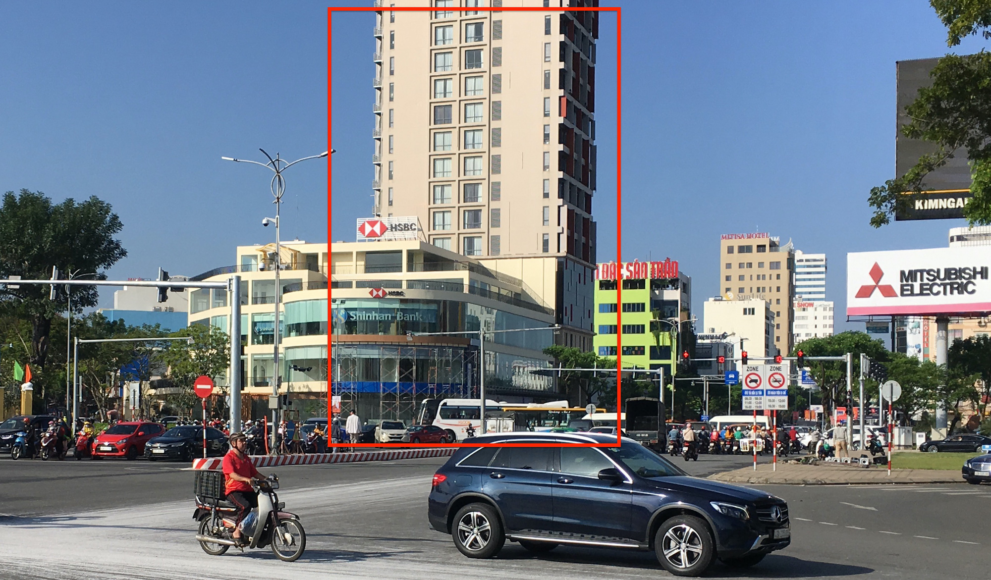 Đà Nẵng công bố lịch trình 2 người Anh mà Bộ Y tế xác nhận nhiễm Covid-19 - Ảnh 1.