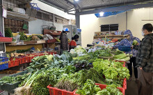 Chợ dân sinh Hà Nội ngày đầu cách li, tiểu thương nhận đơn hàng qua điện thoại, giao thực phẩm tận nhà
