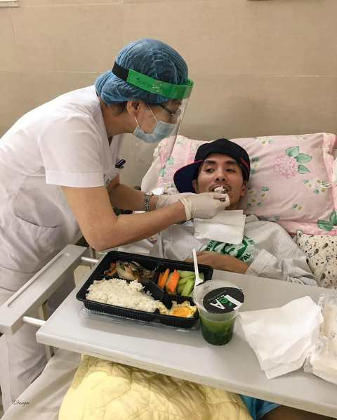 Những hình ảnh xúc động rớt nước mắt bên trong khu cách li BV Bạch Mai - Ảnh 7. Những hình ảnh xúc động rớt nước mắt bên trong khu cách li BV Bạch Mai - Ảnh 7.