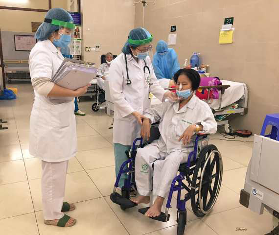 Những hình ảnh xúc động rớt nước mắt bên trong khu cách li BV Bạch Mai - Ảnh 6. Những hình ảnh xúc động rớt nước mắt bên trong khu cách li BV Bạch Mai - Ảnh 6.
