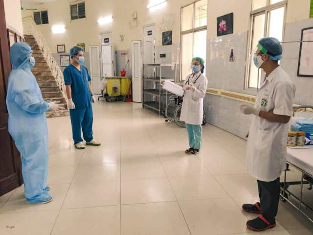 Những hình ảnh xúc động rớt nước mắt bên trong khu cách li BV Bạch Mai - Ảnh 4. Những hình ảnh xúc động rớt nước mắt bên trong khu cách li BV Bạch Mai - Ảnh 4.