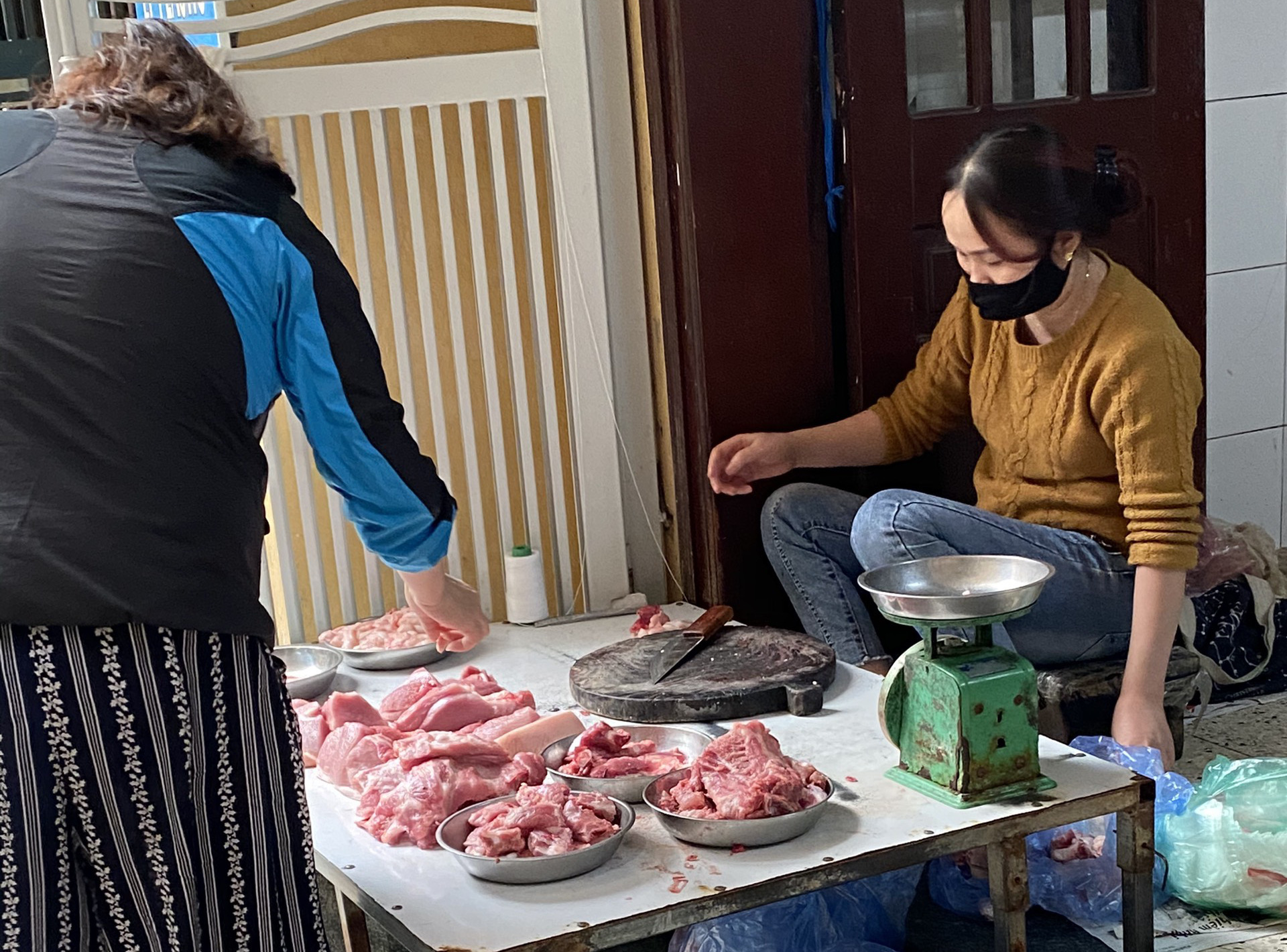 Chợ dân sinh hoạt động bình thường trong ngày đầu tiên Hà Nội cách li, nhiều tiểu thương áp dụng hình thức giao thực phẩm tại nhà - Ảnh 1. Chợ dân sinh hoạt động bình thường trong ngày đầu tiên Hà Nội cách li, nhiều tiểu thương áp dụng hình thức giao thực phẩm tại nhà - Ảnh 1.