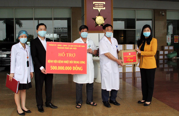 Hà Nội hỗ trợ hơn 1,5 tỉ đồng cho các bệnh viện tuyến đầu phòng chống dịch Covid-19 - Ảnh 2. Hà Nội hỗ trợ hơn 1,5 tỉ đồng cho các bệnh viện tuyến đầu phòng chống dịch Covid-19 - Ảnh 2.