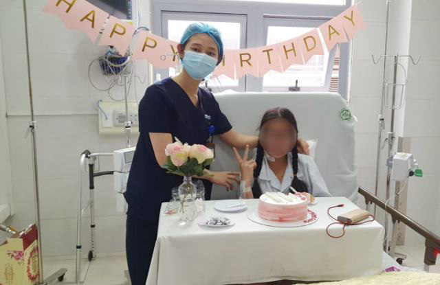 Những hình ảnh xúc động rớt nước mắt bên trong khu cách li BV Bạch Mai - Ảnh 2. Những hình ảnh xúc động rớt nước mắt bên trong khu cách li BV Bạch Mai - Ảnh 2.