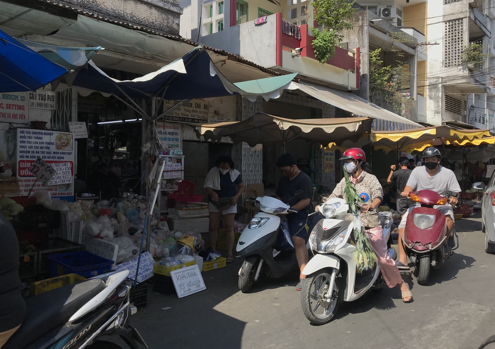 Bộ Công Thương yêu cầu mở thêm nhiều điểm bán hàng dã chiến vì dịch Covid-19 - Ảnh 1. Bộ Công Thương yêu cầu mở thêm nhiều điểm bán hàng dã chiến vì dịch Covid-19 - Ảnh 1.