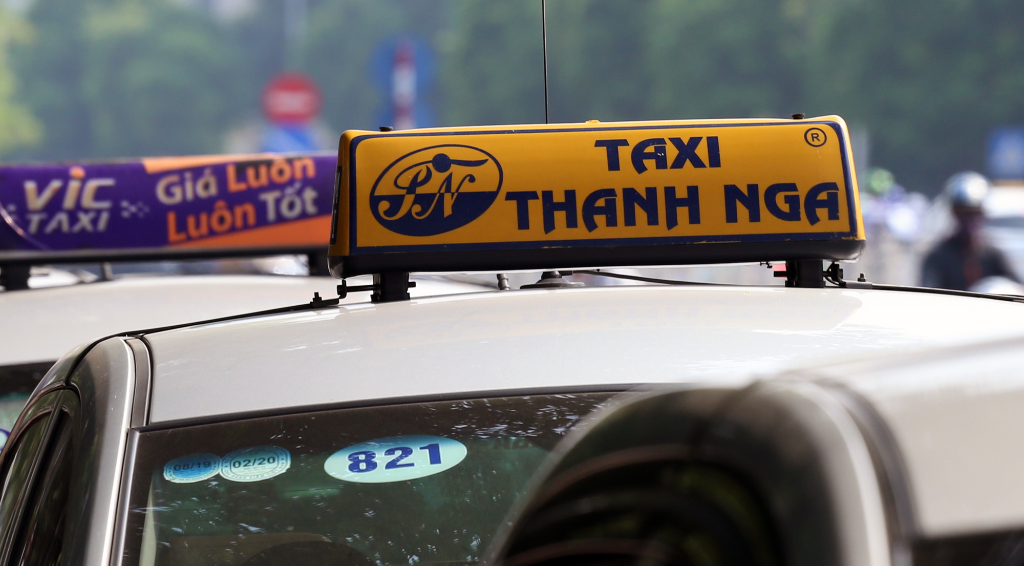 Hà Nội bỏ biển cấm taxi, xe hợp đồng dưới 9 chỗ ở những tuyến phố này - Ảnh 1. Hà Nội bỏ biển cấm taxi, xe hợp đồng dưới 9 chỗ ở những tuyến phố này - Ảnh 1.