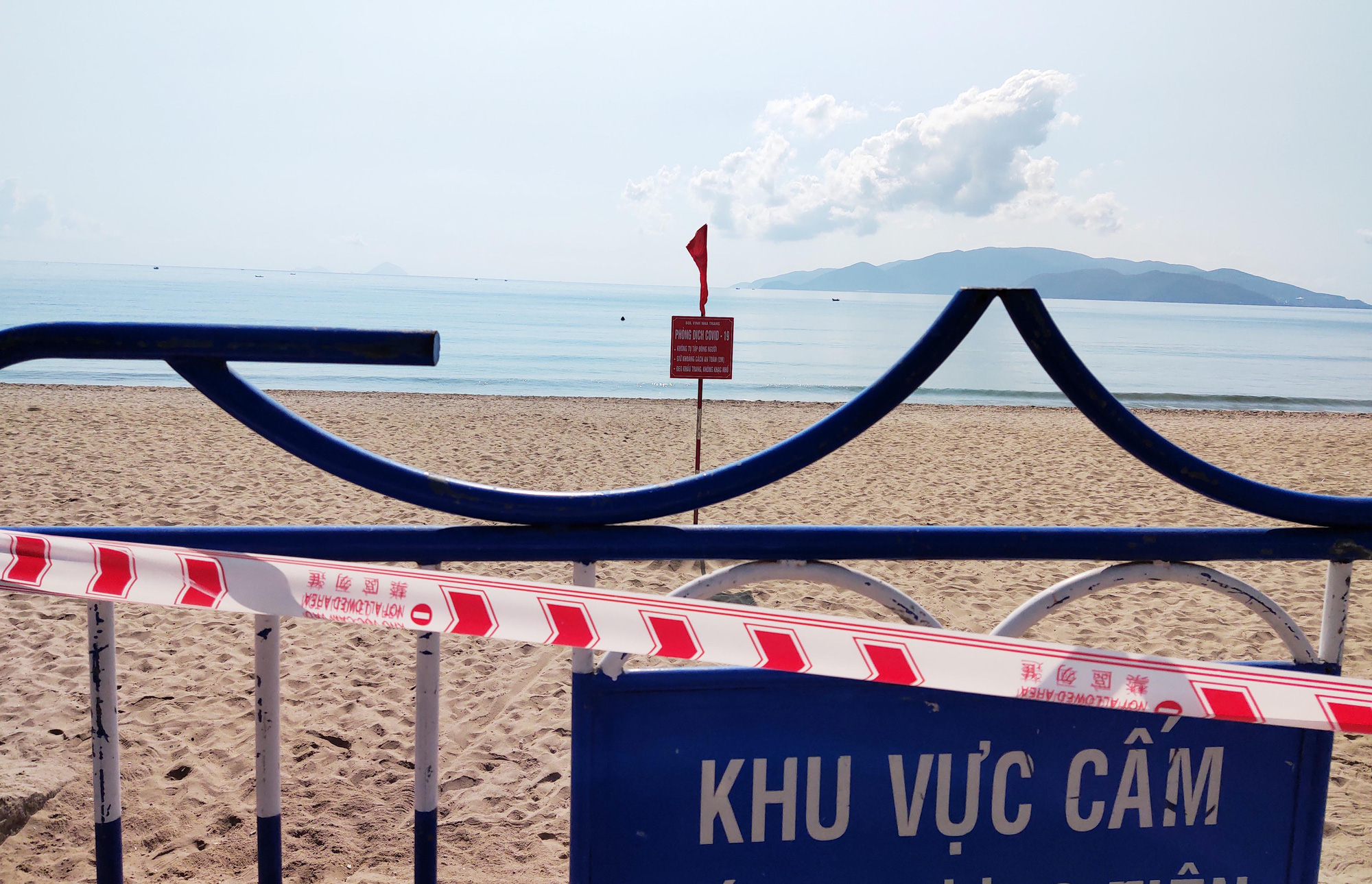 Nha Trang giăng dây lối xuống biển, xe tuyên truyền khắp phố... trong ngày đầu cách li toàn xã hội - Ảnh 13.