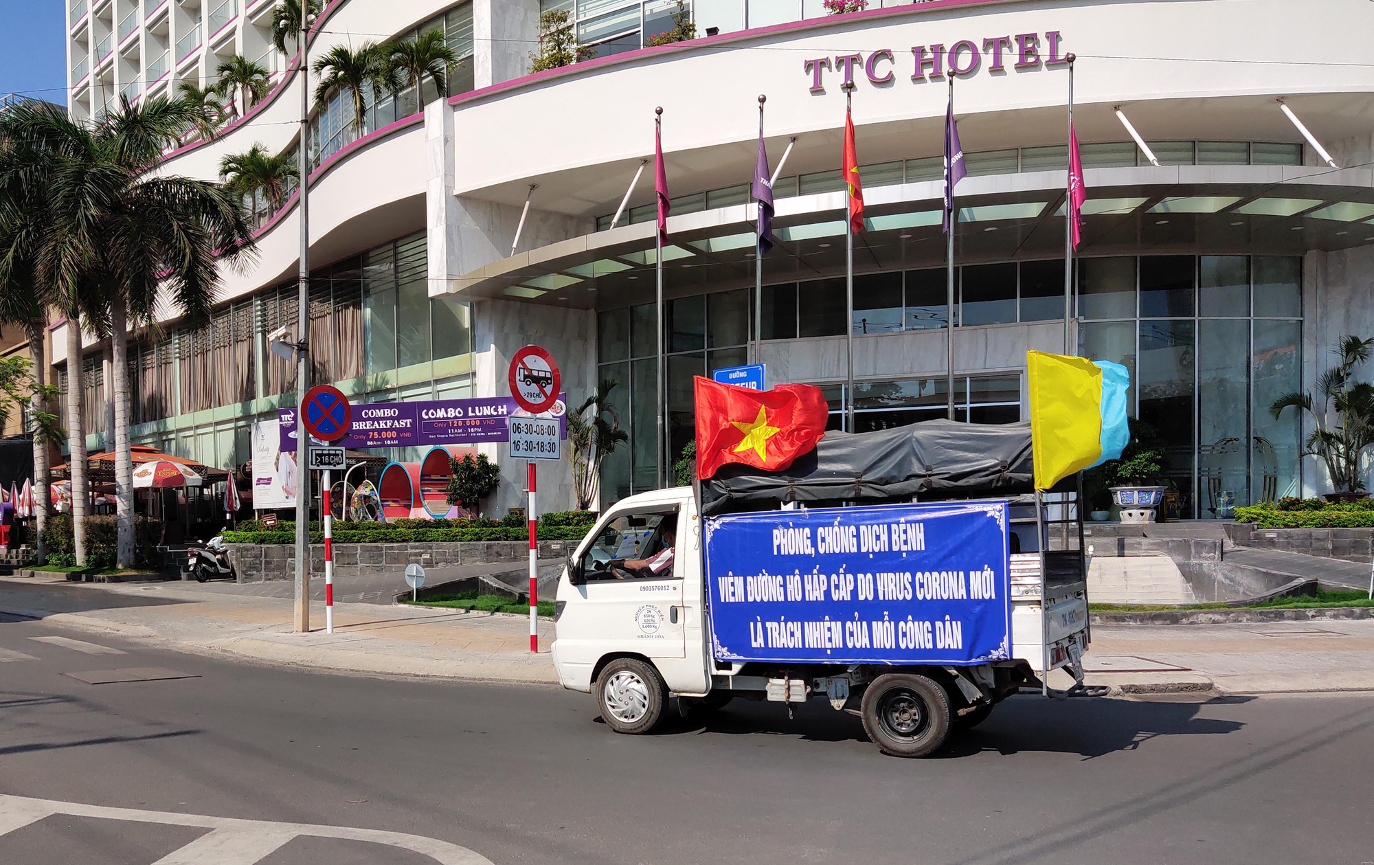 Nha Trang giăng dây lối xuống biển, xe tuyên truyền khắp phố... trong ngày đầu cách li toàn xã hội - Ảnh 12.