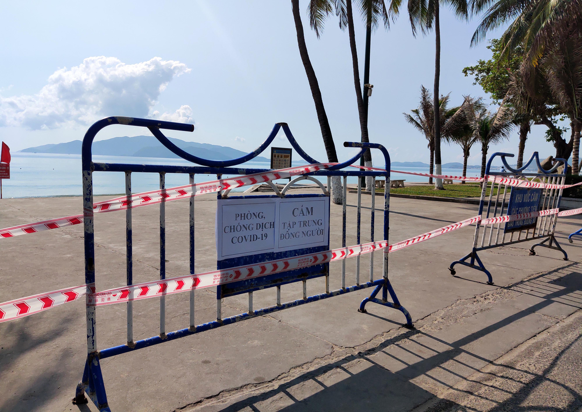 Nha Trang giăng dây lối xuống biển, xe tuyên truyền khắp phố... trong ngày đầu cách li toàn xã hội - Ảnh 4.