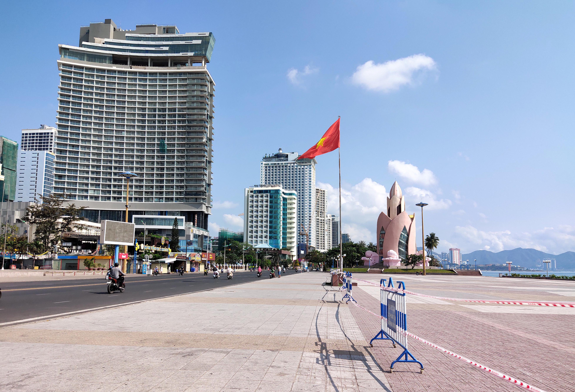Nha Trang giăng dây lối xuống biển, xe tuyên truyền khắp phố... trong ngày đầu cách li toàn xã hội - Ảnh 1.