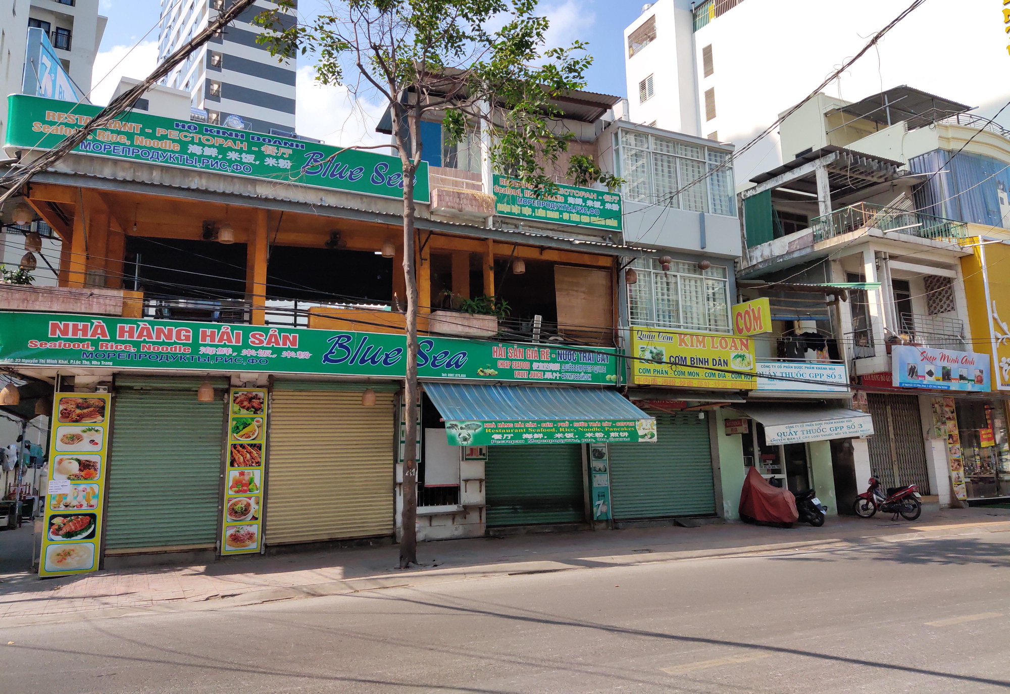 Nha Trang giăng dây lối xuống biển, xe tuyên truyền khắp phố... trong ngày đầu cách li toàn xã hội - Ảnh 8.
