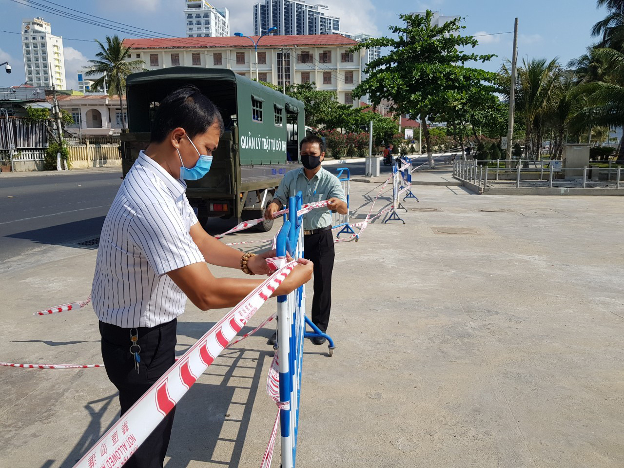 Nha Trang giăng dây lối xuống biển, xe tuyên truyền khắp phố... trong ngày đầu cách li toàn xã hội - Ảnh 3.