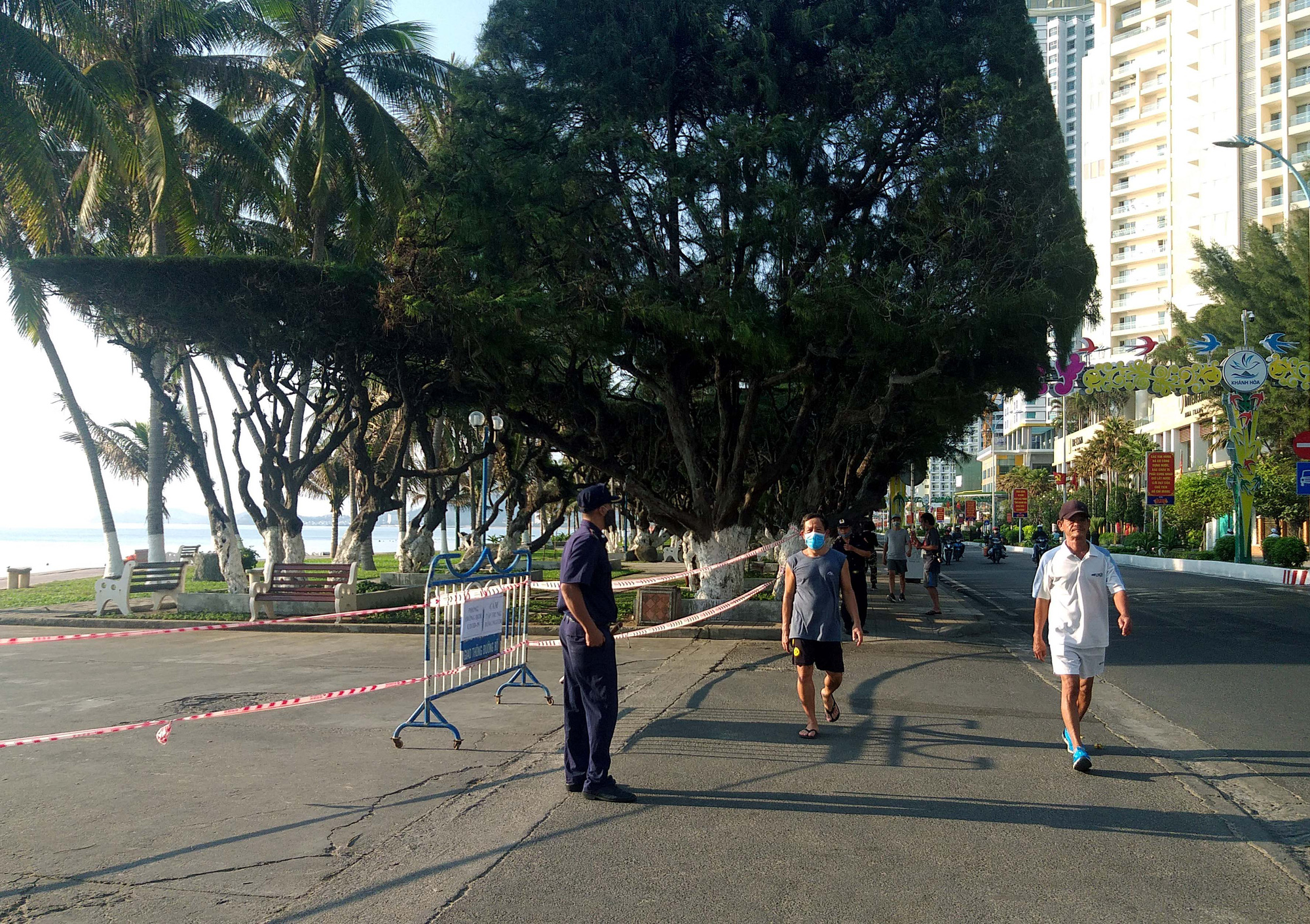 Nha Trang giăng dây lối xuống biển, xe tuyên truyền khắp phố... trong ngày đầu cách li toàn xã hội - Ảnh 2.