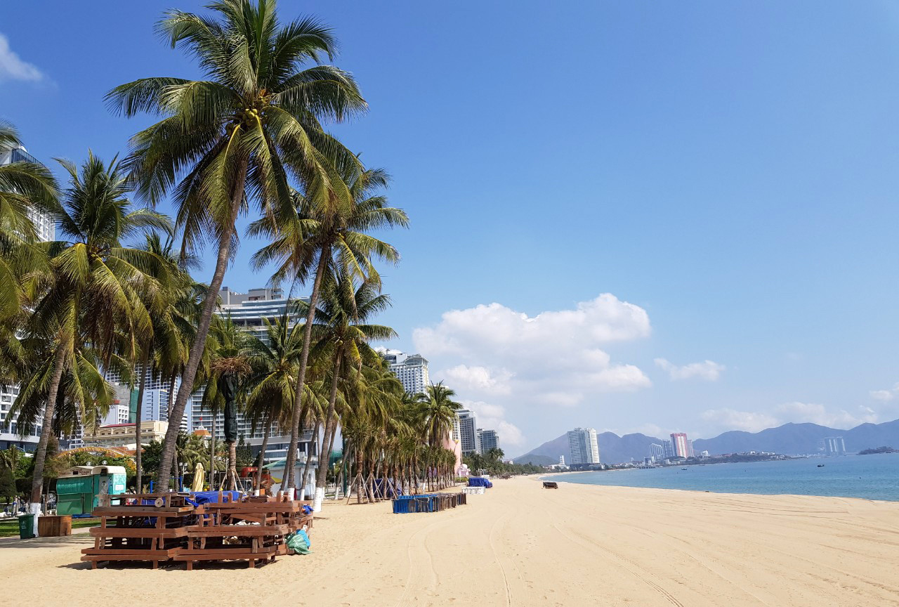 Nha Trang giăng dây lối xuống biển, xe tuyên truyền khắp phố... trong ngày đầu cách li toàn xã hội - Ảnh 5.