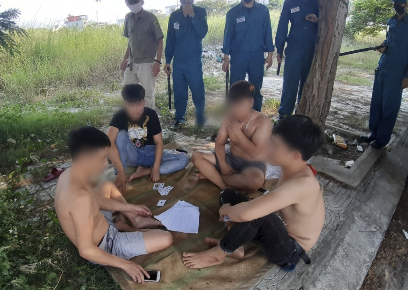 Đà Nẵng: Phạt đến 10 triệu đồng người dân tập trung đông người trong thời gian cách li xã hội - Ảnh 2. Đà Nẵng: Phạt đến 10 triệu đồng người dân tập trung đông người trong thời gian cách li xã hội - Ảnh 2.