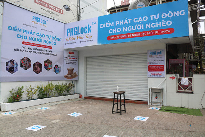 Người nghèo Sài Gòn, Hà Nội ấm lòng với ‘ATM gạo’ và những suất ăn miễn phí những ngày cách li xã hội - Ảnh 1. Người nghèo Sài Gòn, Hà Nội ấm lòng với ‘ATM gạo’ và những suất ăn miễn phí những ngày cách li xã hội - Ảnh 1.