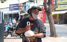 Người nghèo Sài Gòn, Hà Nội ấm lòng với ‘ATM gạo’ và những suất ăn miễn phí những ngày cách li xã hội