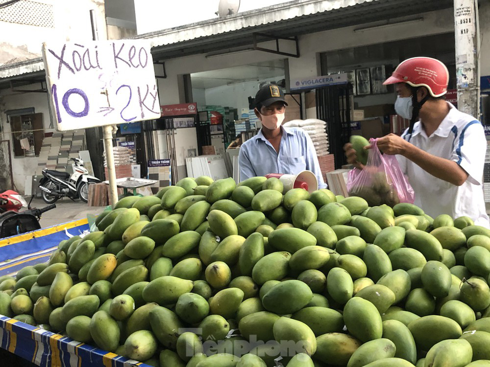 Xoài vào mùa, tràn xuống lề đường giá chỉ 5.000 đồng/kg - Ảnh 1. Xoài vào mùa, tràn xuống lề đường giá chỉ 5.000 đồng/kg - Ảnh 1.
