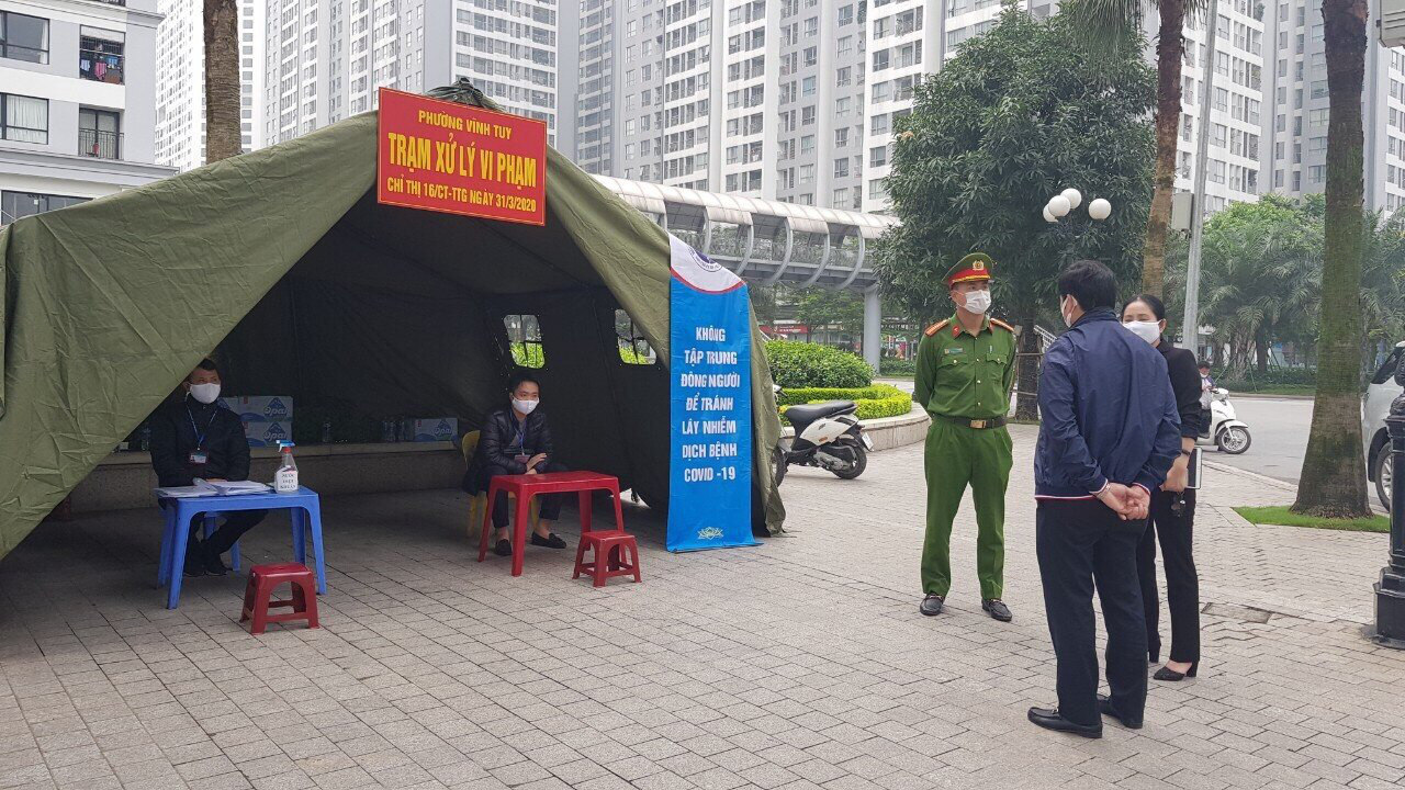 Phạt 28 người ra ngoài không lí do ở khu chung cư Times City Hà Nội - Ảnh 1. Phạt 28 người ra ngoài không lí do ở khu chung cư Times City Hà Nội - Ảnh 1.