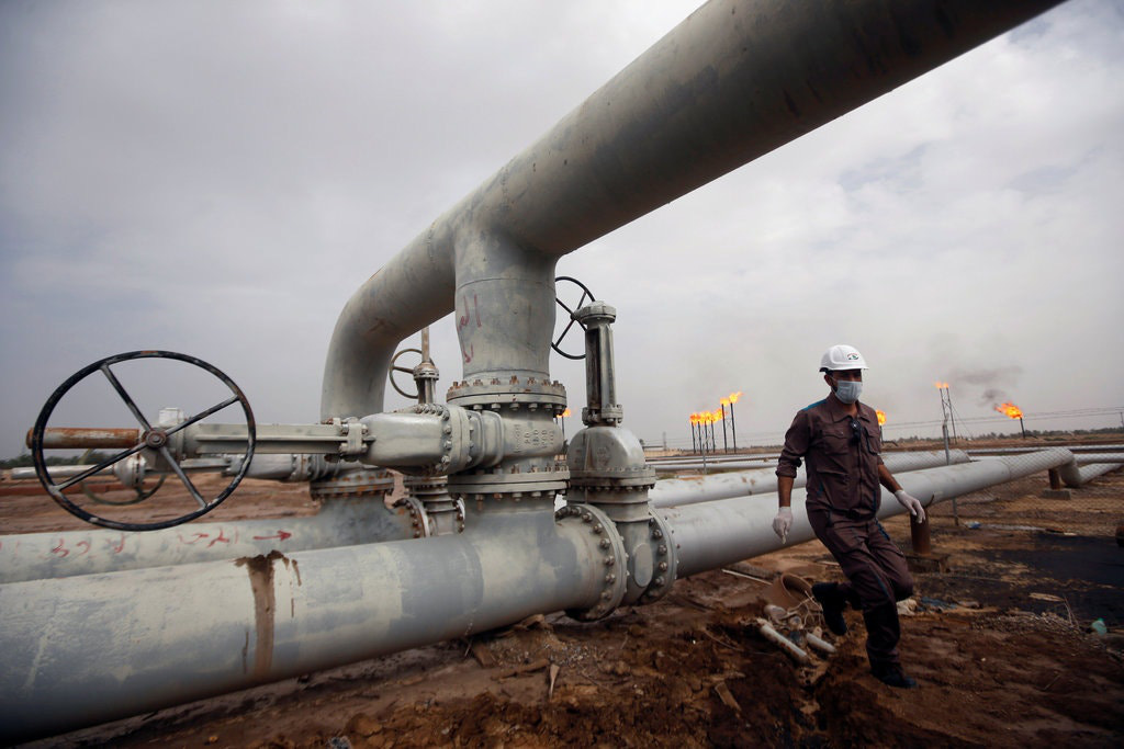 OPEC và Nga đồng ý cắt giảm 10% sản lượng dầu mỏ - Ảnh 1. OPEC và Nga đồng ý cắt giảm 10% sản lượng dầu mỏ - Ảnh 1.