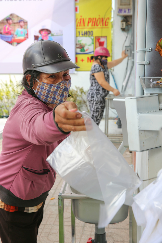 Bí mật của Hoàng Tuấn Anh - ông chủ ATM gạo từ thiện đình đám - Ảnh 14. Bí mật của Hoàng Tuấn Anh - ông chủ ATM gạo từ thiện đình đám - Ảnh 14.