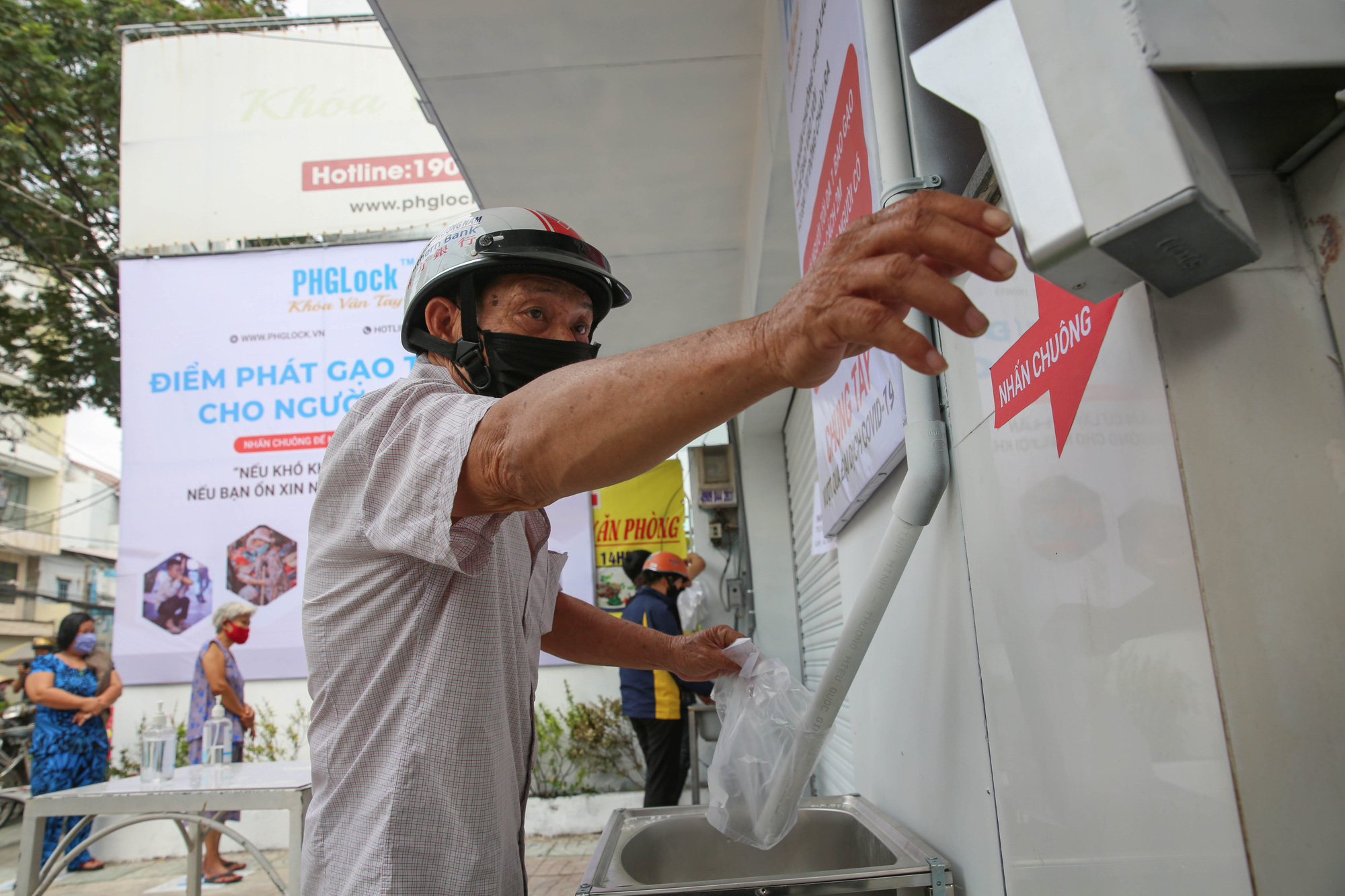 Bí mật của Hoàng Tuấn Anh - ông chủ ATM gạo từ thiện đình đám - Ảnh 12. Bí mật của Hoàng Tuấn Anh - ông chủ ATM gạo từ thiện đình đám - Ảnh 12.