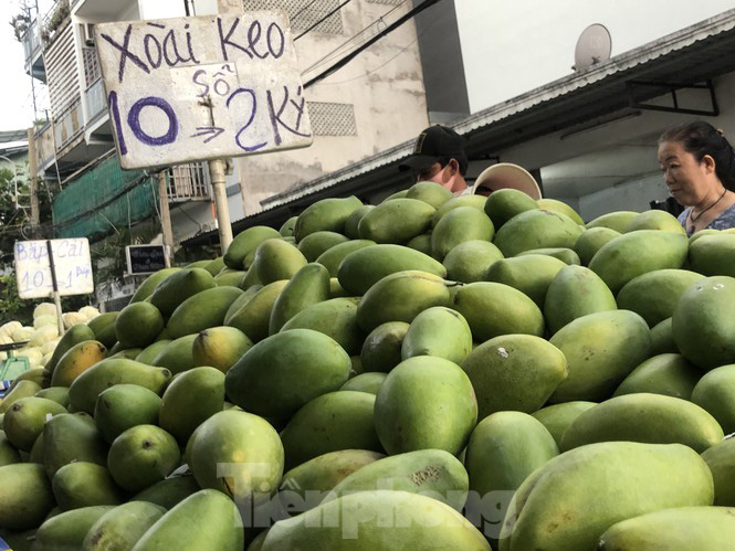 Xoài vào mùa, tràn xuống lề đường giá chỉ 5.000 đồng/kg - Ảnh 6. Xoài vào mùa, tràn xuống lề đường giá chỉ 5.000 đồng/kg - Ảnh 6.