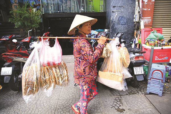 Đừng bỏ rơi 'kinh tế vỉa hè' trong đại dịch - Ảnh 1. Đừng bỏ rơi 'kinh tế vỉa hè' trong đại dịch - Ảnh 1.