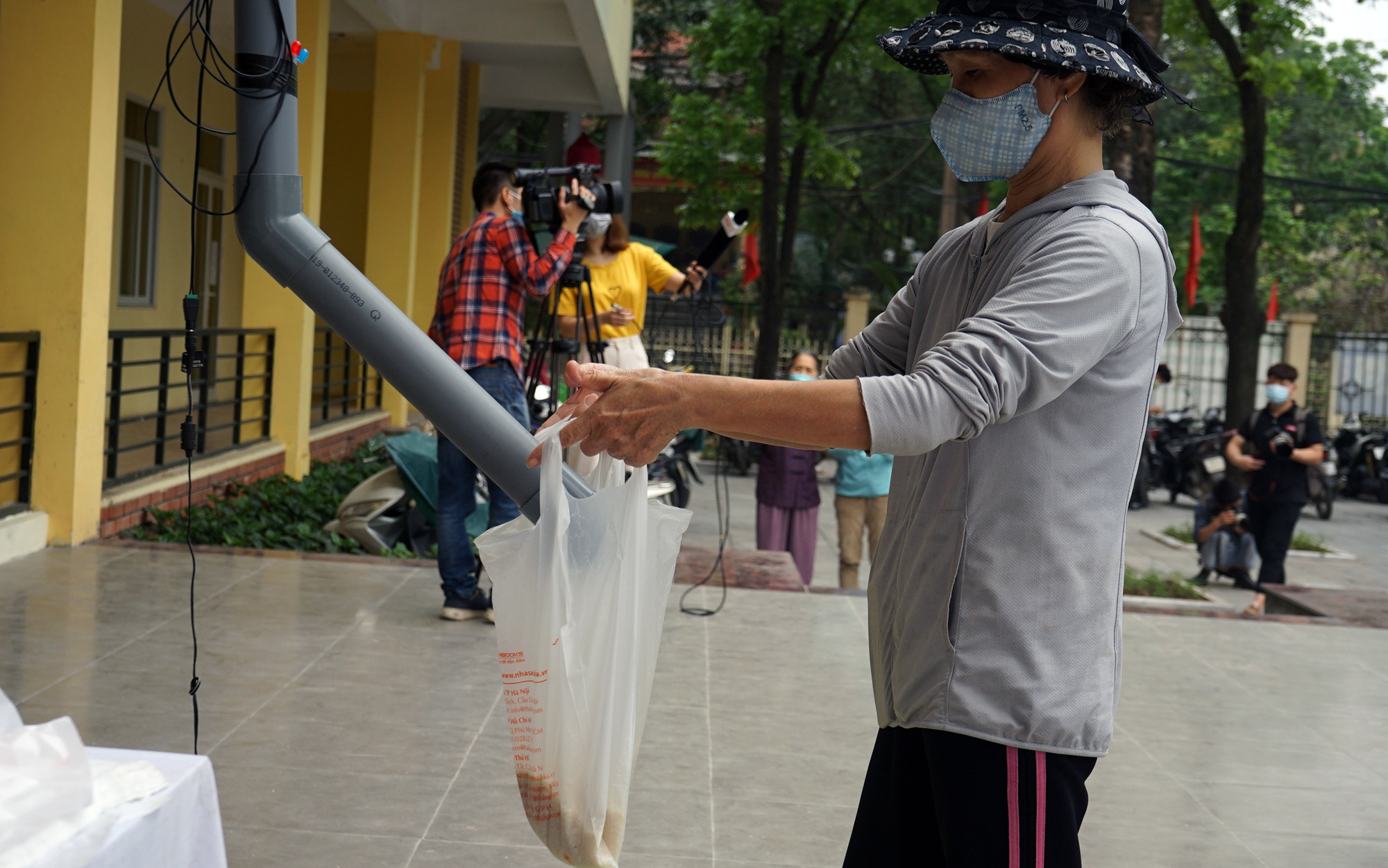 Hà Nội có cây ATM gạo, người dân lấy 3kg mỗi lần và không cần nhấn nút - Ảnh 5. Hà Nội có cây ATM gạo, người dân lấy 3kg mỗi lần và không cần nhấn nút - Ảnh 5.