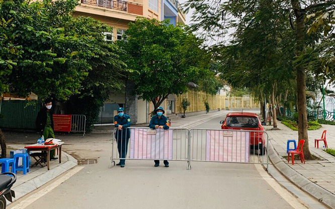 Lập chốt kiểm soát Covid-19 quanh hồ Tây và chợ hoa Quảng Bá - Ảnh 4.