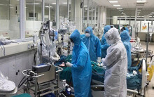 Lượng virus SARV-CoV-2 của phi công người Anh giảm nhưng bệnh vẫn rất nặng