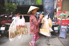 Đừng bỏ rơi 'kinh tế vỉa hè' trong đại dịch
