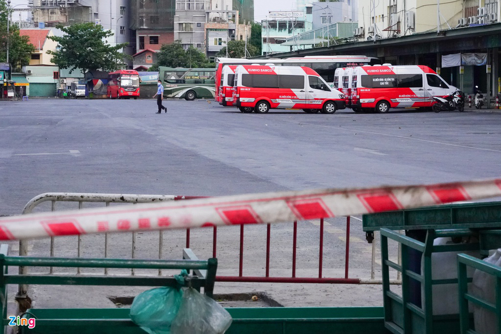 Trống vắng khác thường tại các bến xe ở TP HCM - Ảnh 7.