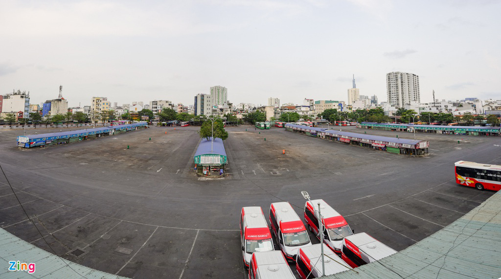 Trống vắng khác thường tại các bến xe ở TP HCM - Ảnh 2.