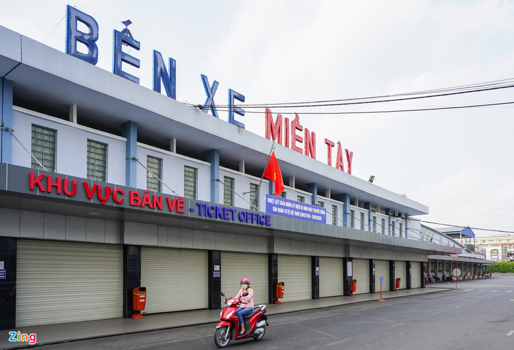Trống vắng khác thường tại các bến xe ở TP HCM - Ảnh 8.